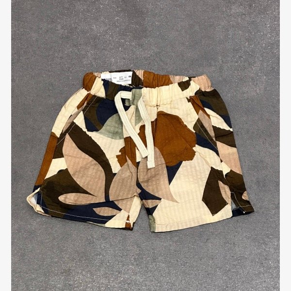 SHORTS WITH LEAF PRINT - Image 1