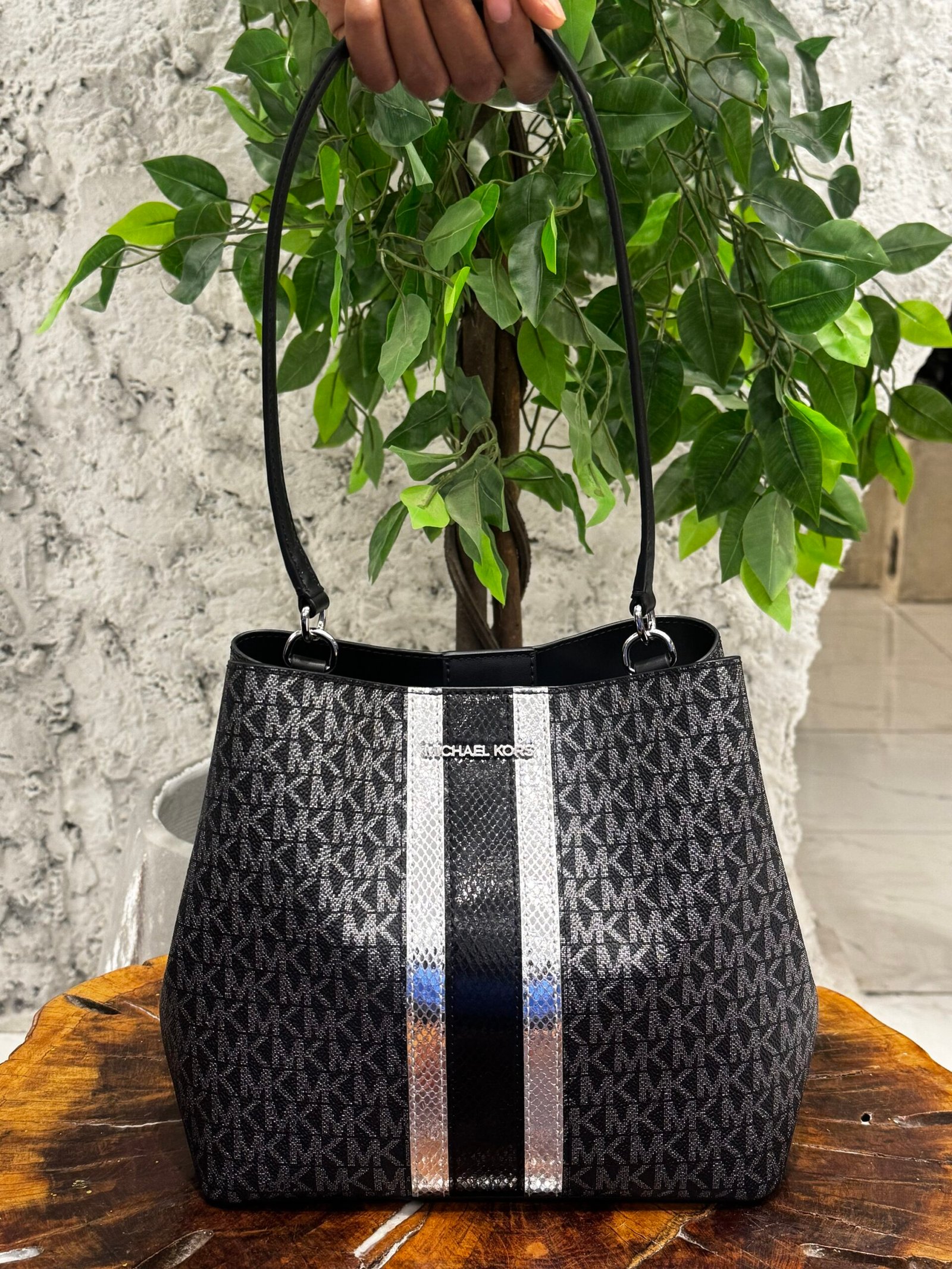 img_4254 PRATT MEDIUM SIGNATURE LOGO AND METALLIC SHOULDER BAG - Image 1