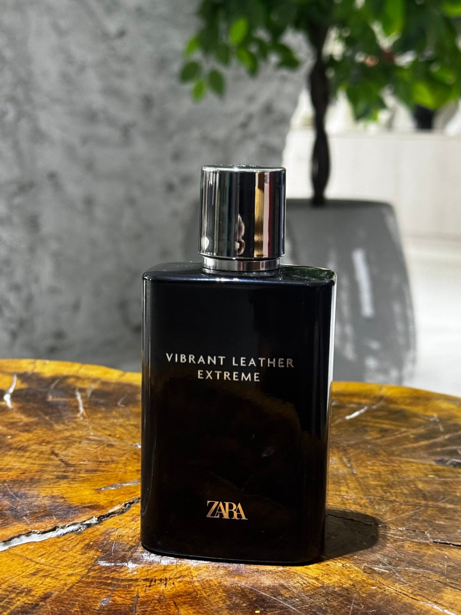 img_2411-2 VIBRANT LEATHER EXTREME EAU DE PARFUM-100ML - Image 1