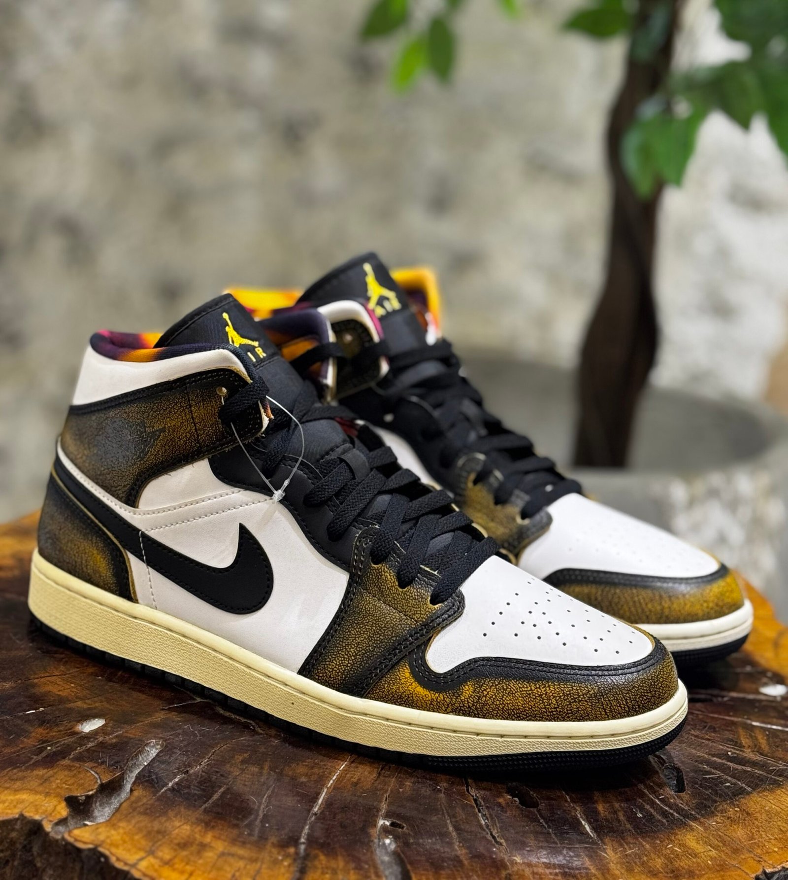 img_2552 AIR JORDAN 1 MID SE- ON SALE - Image 1