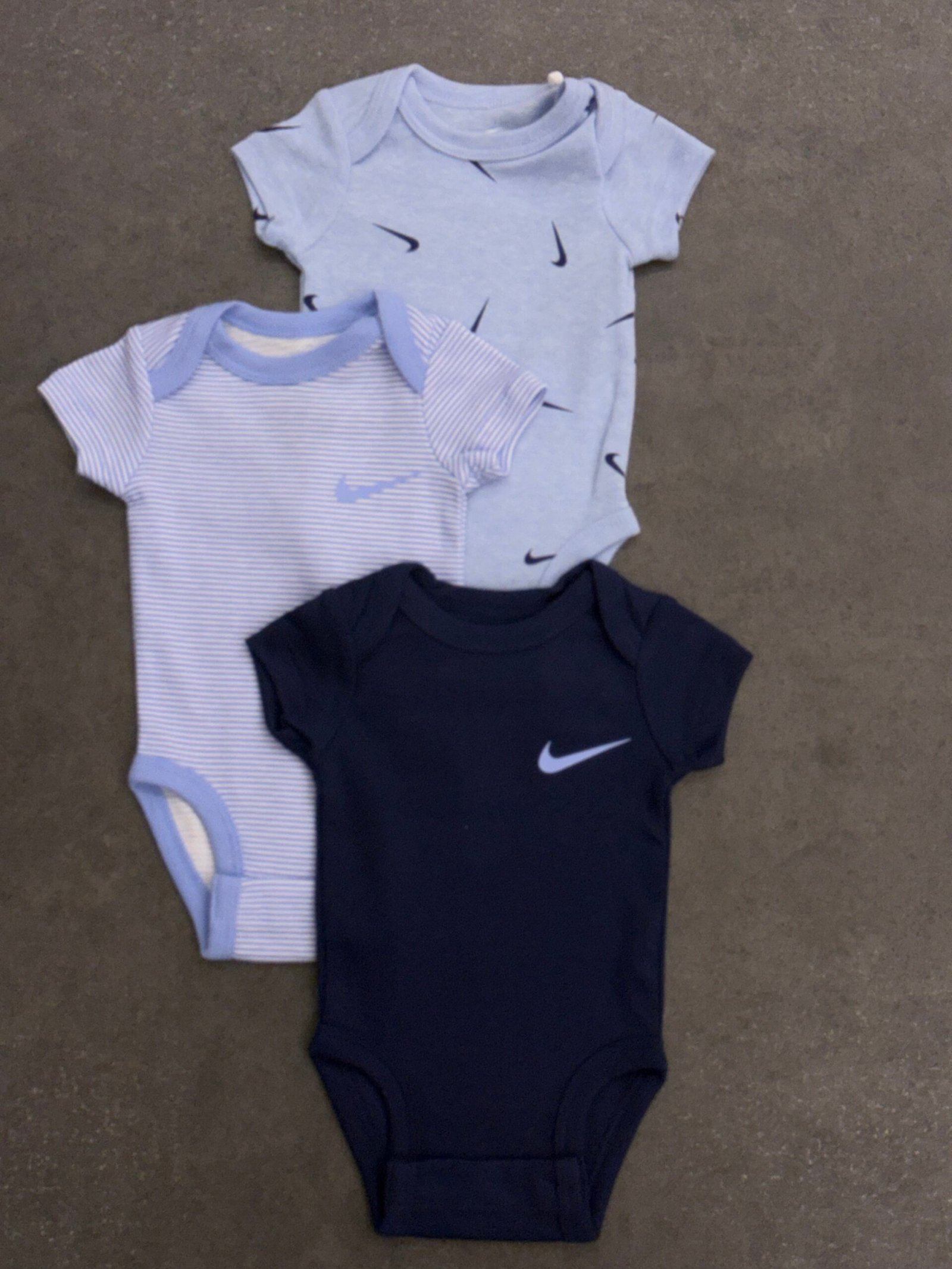 img_9495 3 piece Baby bodysuit - Image 1