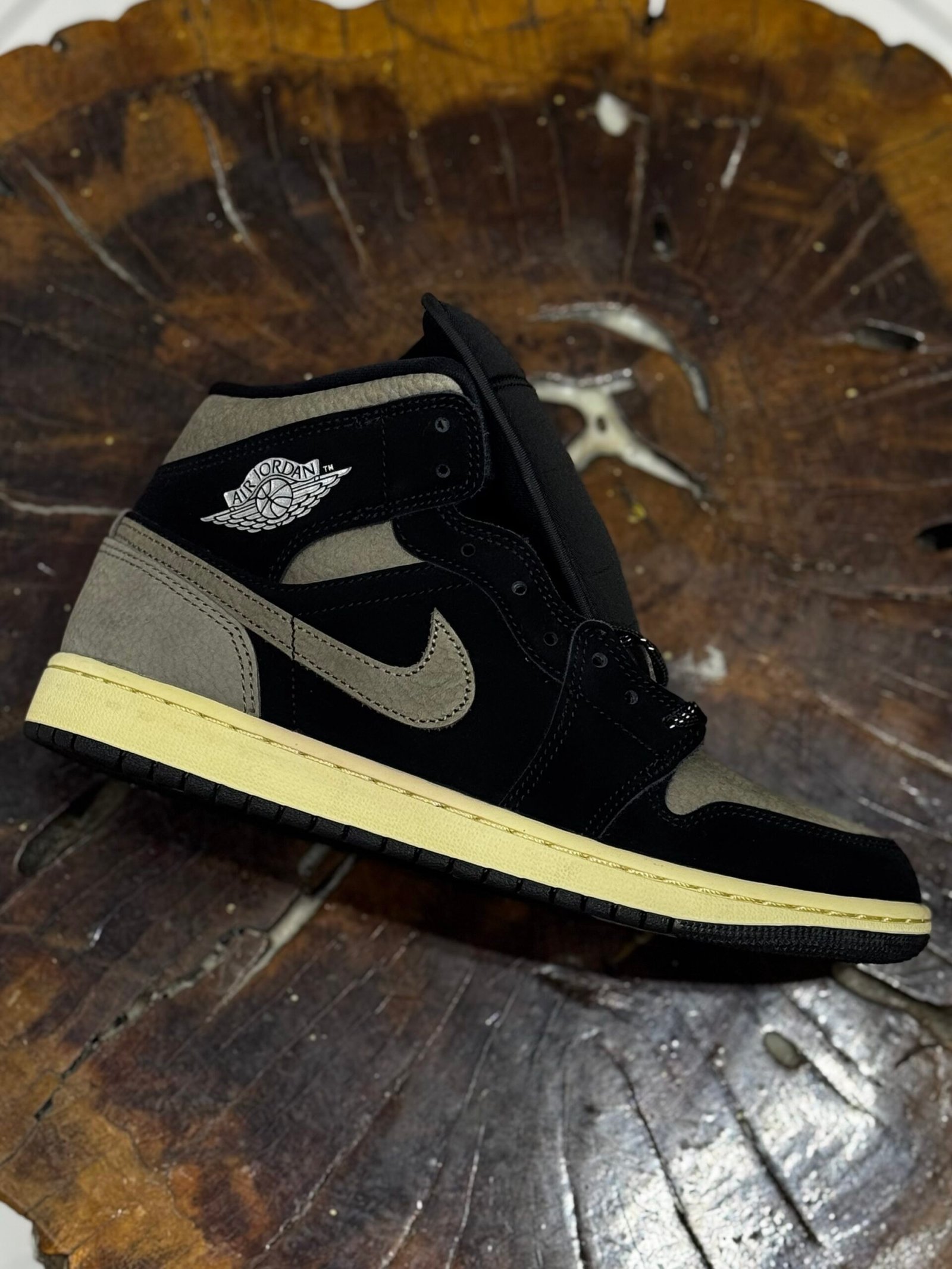 img_3430 AIR JORDAN 1 MID SE - Image 1