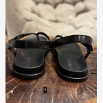 ELVIA BLACK LEATHER THONG SANDAL - Image 7