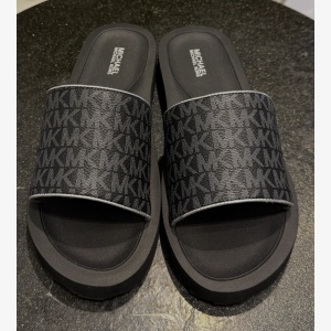 The MICHAEL Michael Kors Teagan Merrick 2 Kids' Sliders