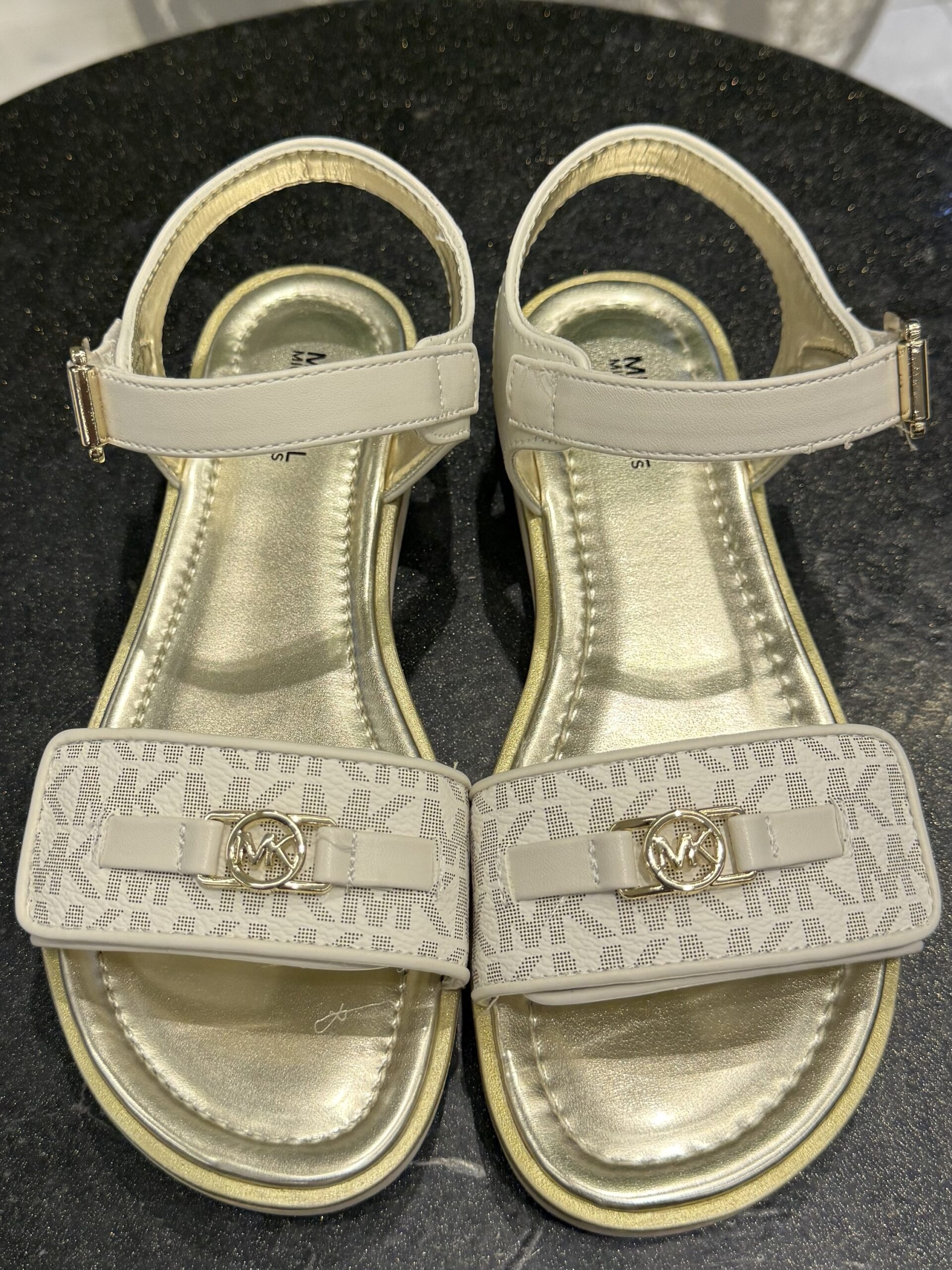 img_4680 Michael Kors Kids "Brandy Kieran" monogram-print touch-strap sandal - Image 1