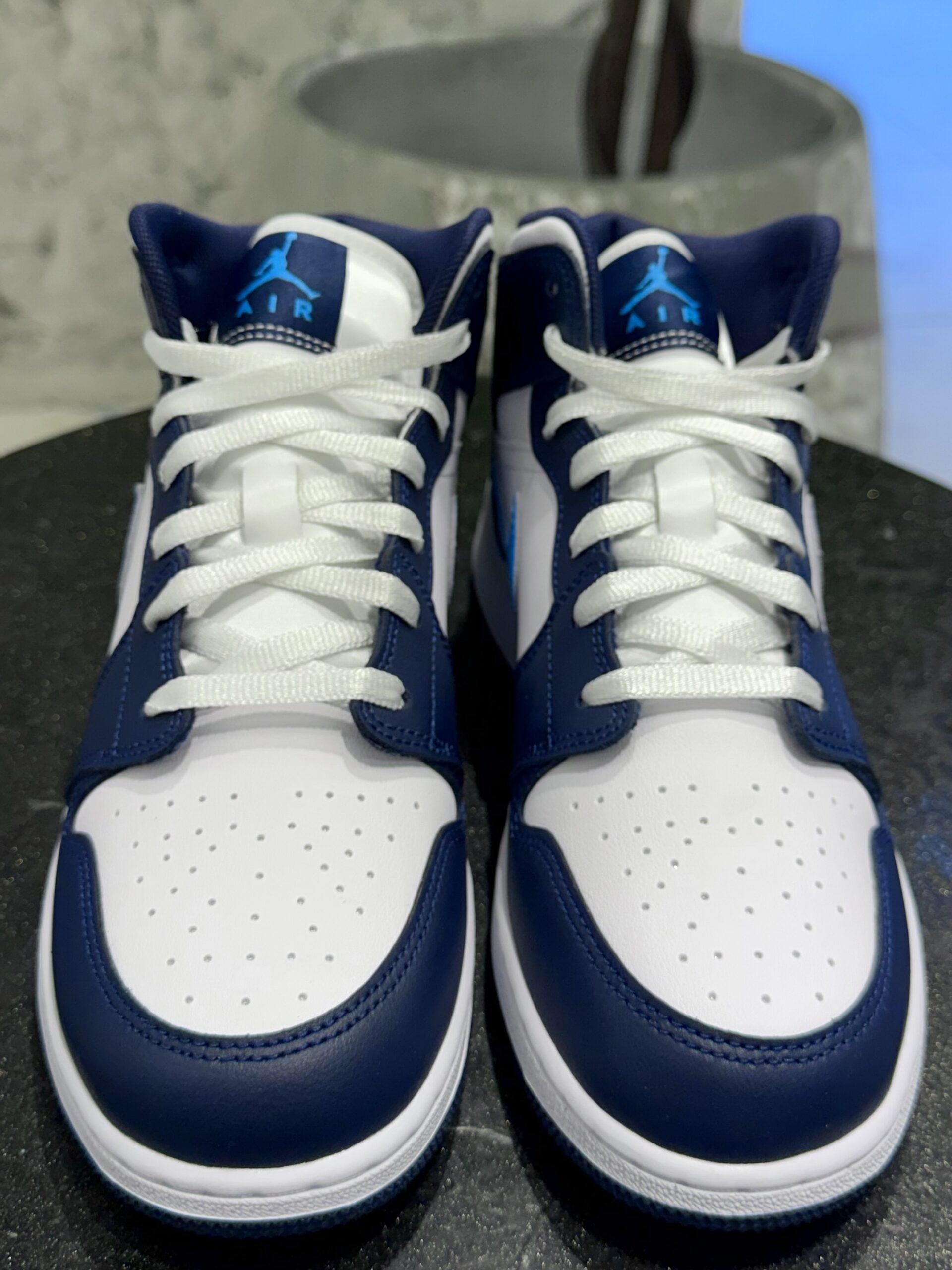 img_4698 Air Jordan 1 Mid (GS) - Image 1