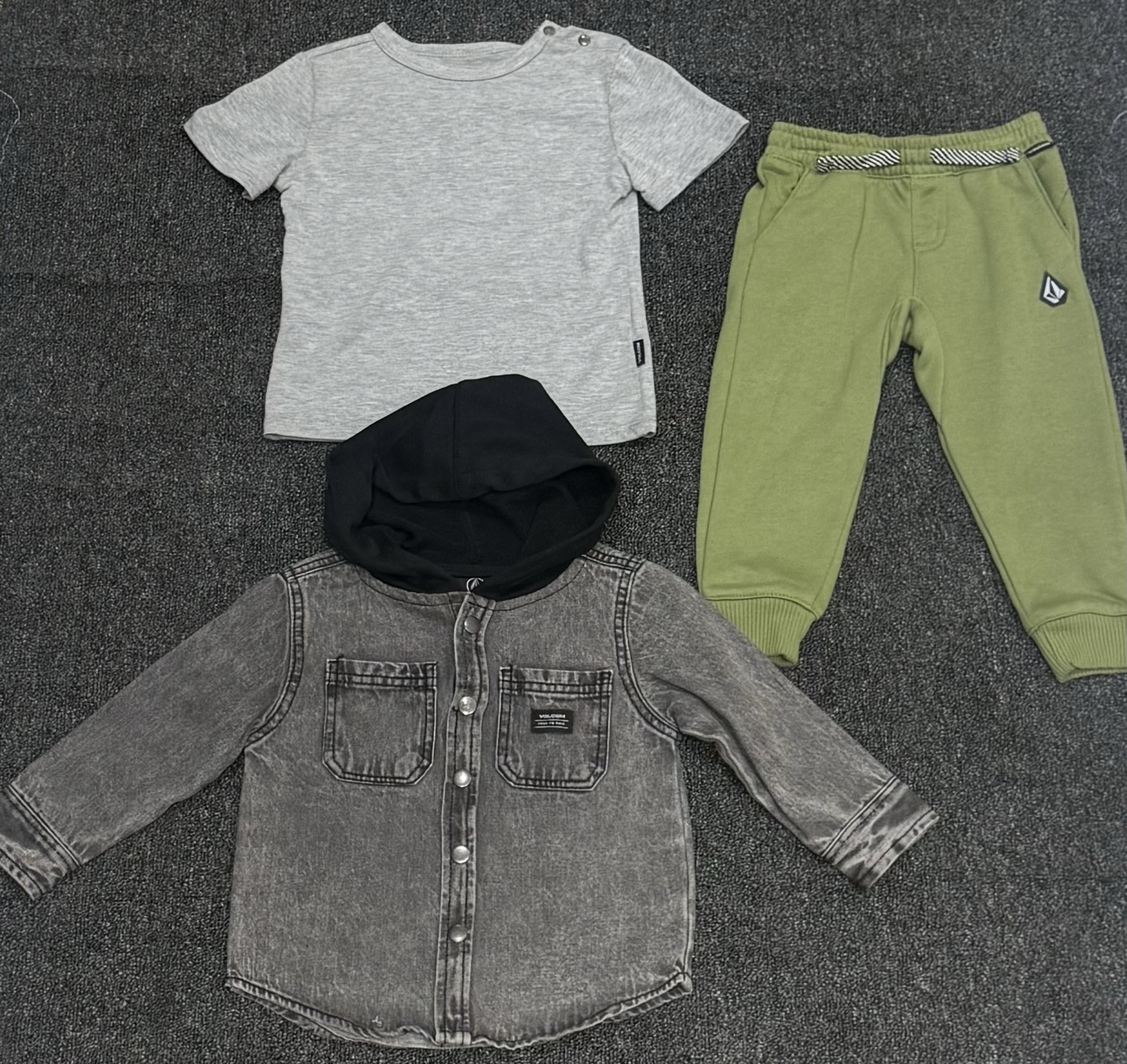 img_4895-3 Volcom 3 piece set - Image 1